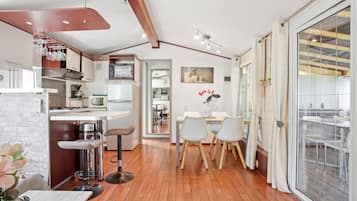 Refrigerador, microondas, horno y parrilla de estufa