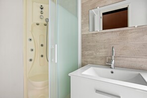 Dusche, Haartrockner, Handtücher