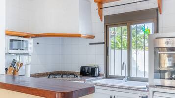 Frigorifero, microonde, forno, piano cottura