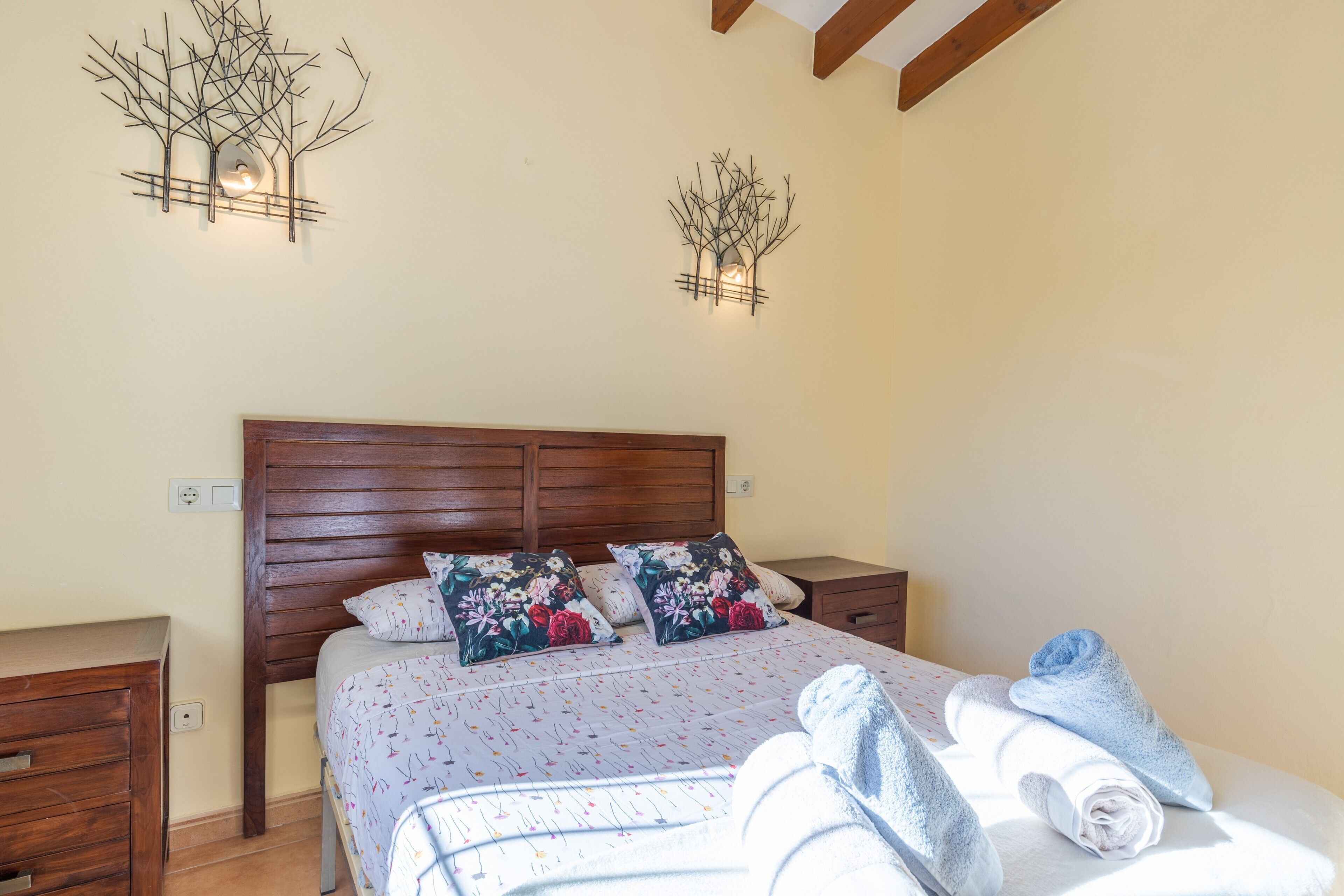 4 slaapkamers, een strijkplank/strijkijzer, gratis wifi, beddengoed