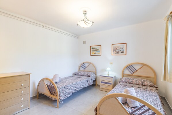 4 bedrooms, iron/ironing board, free WiFi, bed sheets