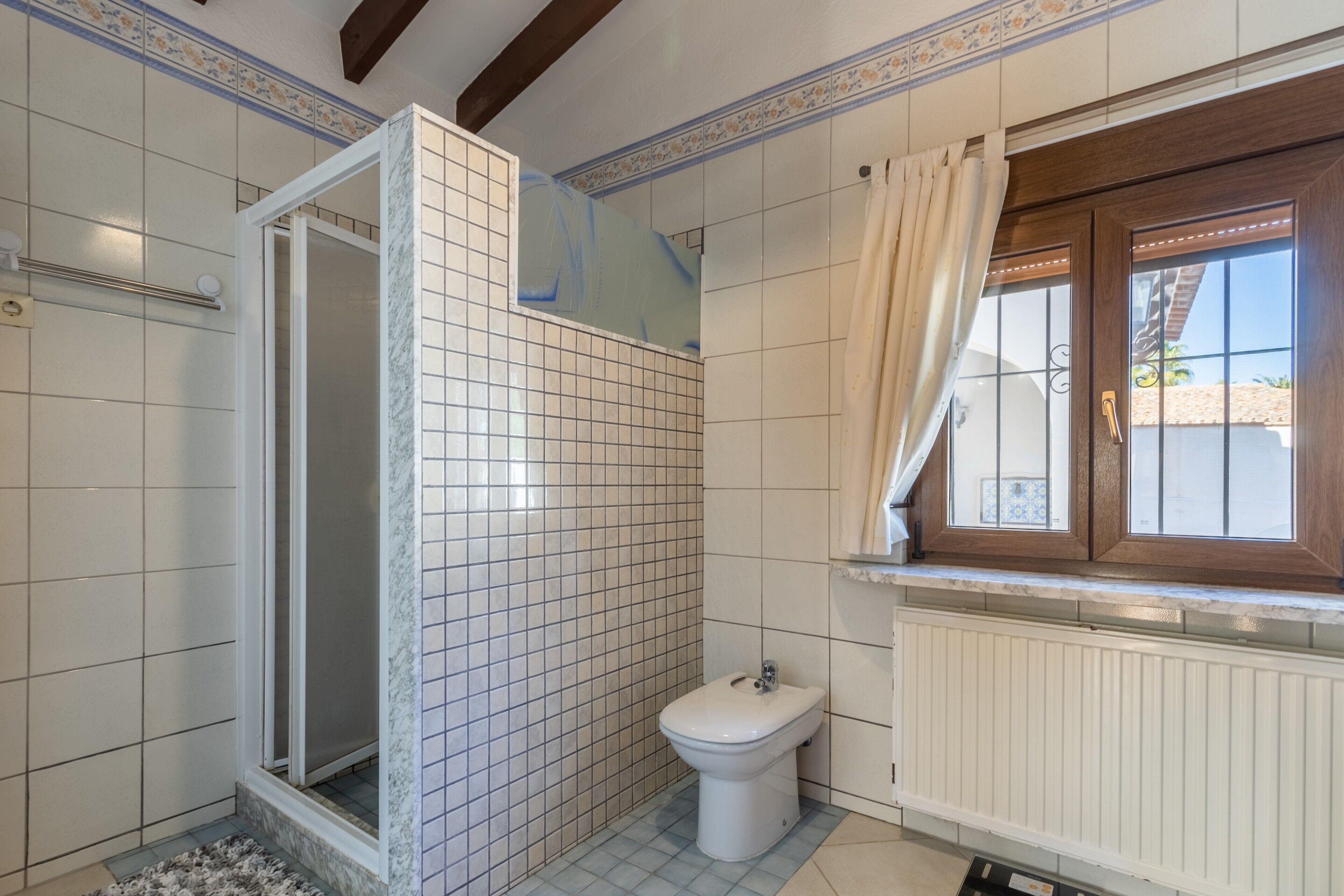 Douche, sèche-cheveux, serviettes fournies