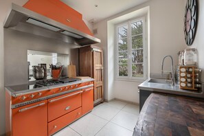 Fridge, microwave, oven, stovetop - Holiday Home 'Les Hortensias Baie De La Baule' with Sea View (Pornichet)