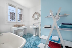 Shower, hair dryer, towels - Holiday Home 'Les Hortensias Baie De La Baule' with Sea View (Pornichet)