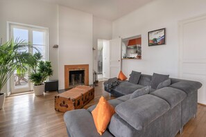 Tv, pejs, dvd-afspiller, bordtennisbord