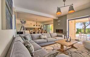 Een televisie, een open haard en een stereo