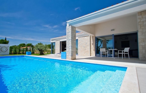 Amazing home in Porec with sauna