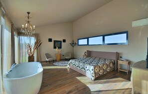 5 habitaciones, tabla de planchar con plancha y cuna de viaje 