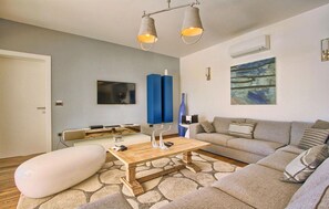 Televisión, chimenea y estéreo 