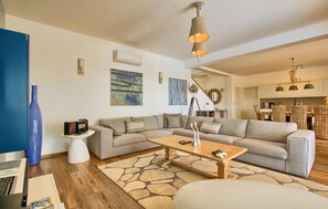 Televisión, chimenea y estéreo 