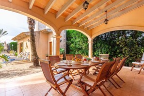Outdoor dining - Villa "Vernissa" with Mountain View, Private Pool & Wi-Fi (Santa Margalida)