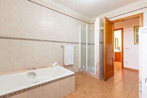 Douche, sèche-cheveux, serviettes fournies