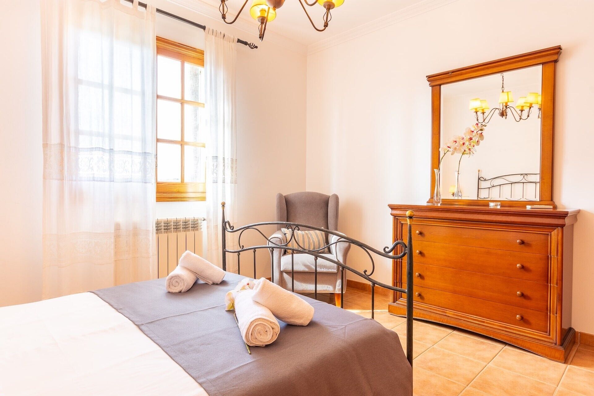 5 bedrooms, iron/ironing board, free WiFi, bed sheets