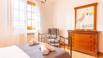 5 bedrooms, iron/ironing board, free WiFi, bed sheets