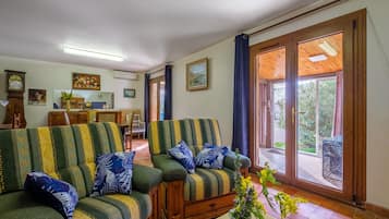 TV, tavolo da ping pong