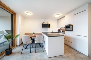Fridge, oven, stovetop, dishwasher - Apartment 'Klara' with Mountain View, Private Terrace and Wi-Fi (Mölten)
