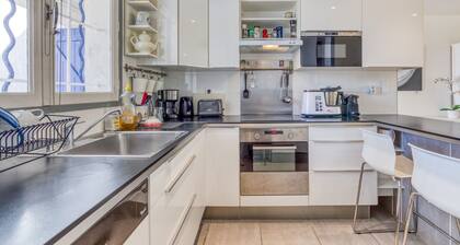 Holiday Home 'Les Palmiers' with Private Terrace, Wi-Fi and Air Conditioning