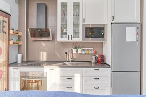 Refrigerador, microondas, horno y parrilla de estufa 