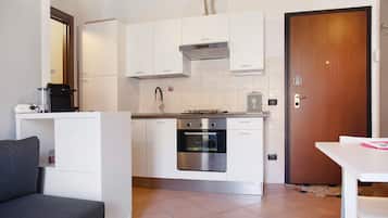 Frigorifero, microonde, forno, piano cottura