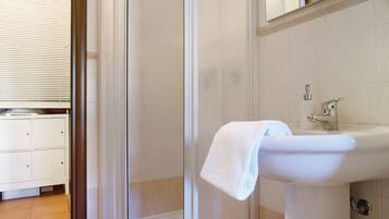 Dusche, kostenlose Toilettenartikel, Haartrockner, Bademäntel
