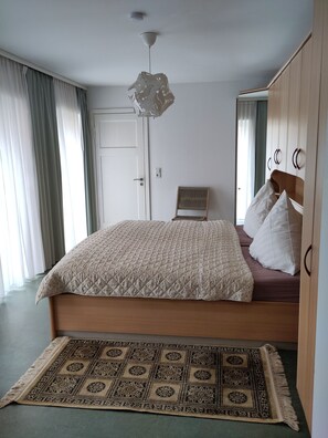 2 bedrooms, desk, free WiFi, bed sheets