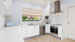 Fridge, microwave, oven, dishwasher - Nelson Bay Aqua Haven (Nelson Bay)