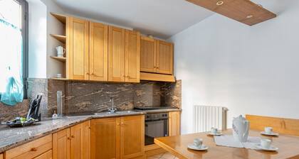GuestHost - Spacious 200 sqm apartment on two levels, located in a period house in the heart of Assisi and able to accommodate 6 people with great comfort, having three bedrooms, three bathrooms and a large terrace overlooking the roofs where you can enj