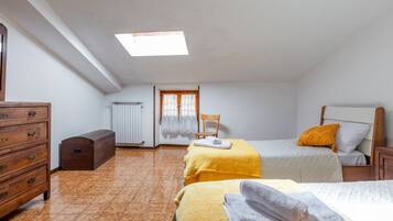 3 Schlafzimmer, BĂŒgeleisen/BĂŒgelbrett, Internetzugang, BettwĂ€sche