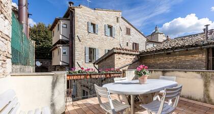 GuestHost - Spacious 200 sqm apartment on two levels, located in a period house in the heart of Assisi and able to accommodate 6 people with great comfort, having three bedrooms, three bathrooms and a large terrace overlooking the roofs where you can enj