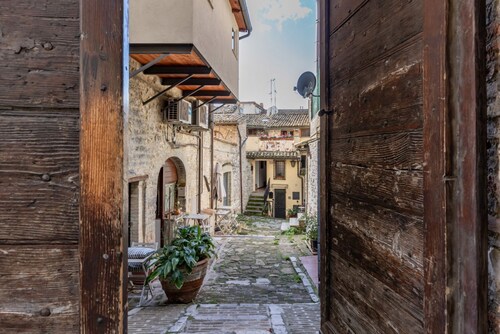 GuestHost - Spacious 200 sqm apartment on two levels, located in a period house in the heart of Assisi and able to accommodate 6 people with great comfort, having three bedrooms, three bathrooms and a large terrace overlooking the roofs where you can enj