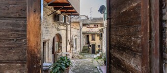 GuestHost - Spacious 200 sqm apartment on two levels, located in a period house in the heart of Assisi and able to accommodate 6 people with great comfort, having three bedrooms, three bathrooms and a large terrace overlooking the roofs where you can enj