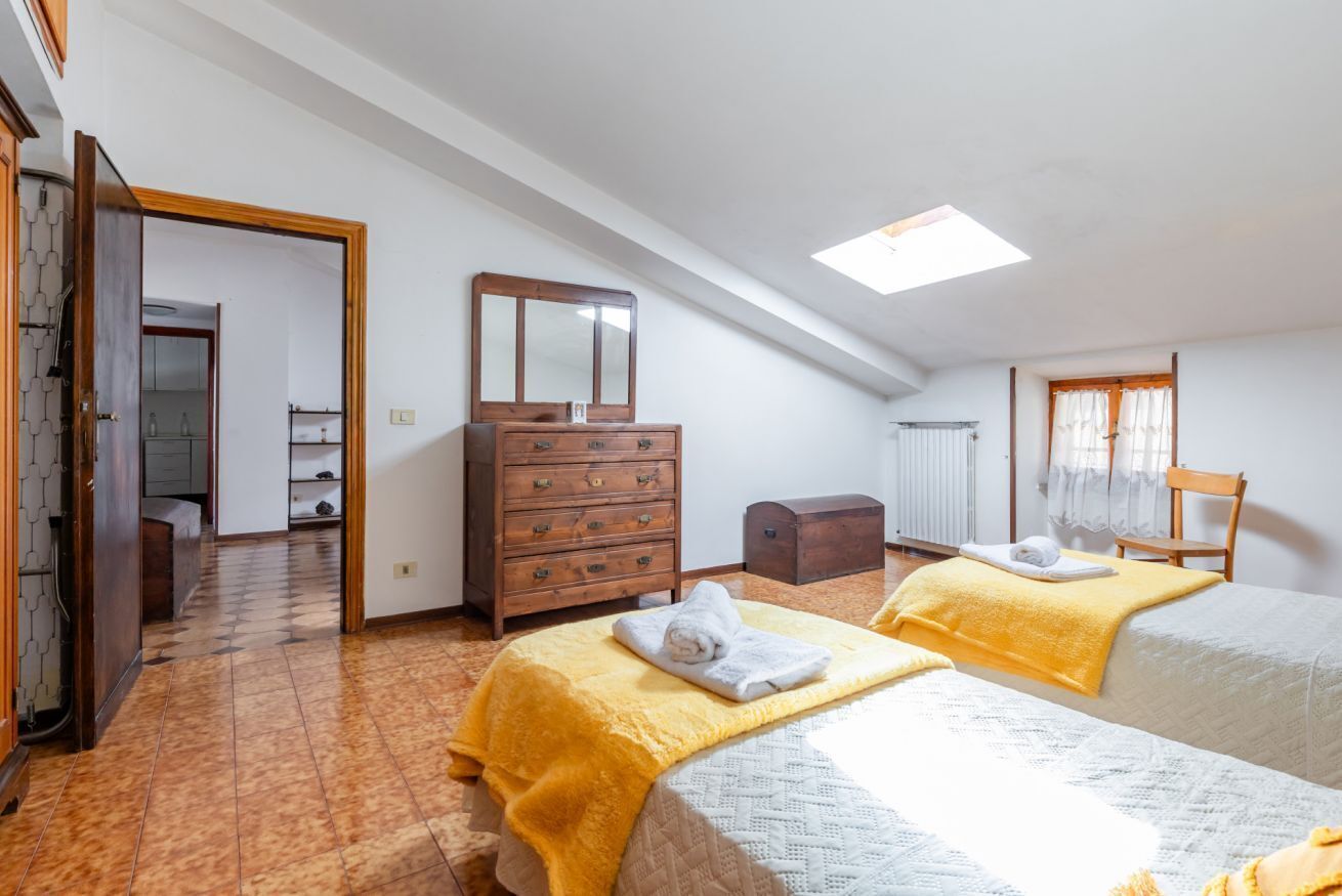 3 soverom, strykejern/-brett, internettilgang og sengetøy