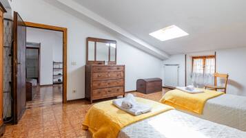 3 Schlafzimmer, BĂŒgeleisen/BĂŒgelbrett, Internetzugang, BettwĂ€sche