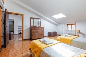 3 slaapkamers, een strijkplank/strijkijzer, internet, beddengoed