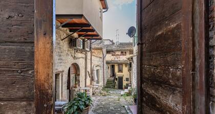 Spacious 200 sqm apartment on two levels, located in a period house in the heart of Assisi and able to accommodate 6 people with great comfort, having three bedrooms, three bathrooms and a large terrace overlooking the roofs where you can enjoy pleasant