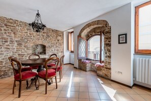 Dining - GuestHost - Spacious 200 sqm apartment on two levels, located in a period house in the heart of Assisi and able to accommodate 6 people with great comfort, having three bedrooms, three bathrooms and a large terrace overlooking the roofs where you can enj (Assisi)