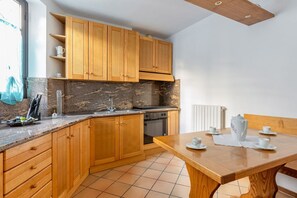 Mikrowelle, Ofen, Herdplatte, Wasserkocher mit Kaffee-/Teezubehör