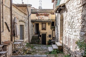 Terrace/patio - GuestHost - Spacious 200 sqm apartment on two levels, located in a period house in the heart of Assisi and able to accommodate 6 people with great comfort, having three bedrooms, three bathrooms and a large terrace overlooking the roofs where you can enj (Assisi)