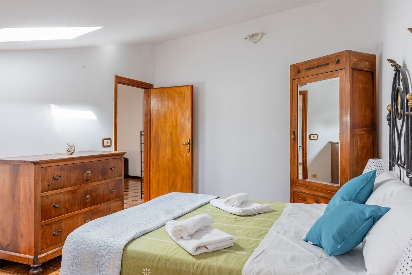 3 bedrooms, iron/ironing board, internet, bed sheets