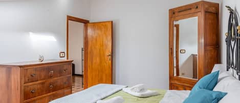 3 bedrooms, iron/ironing board, internet, bed sheets