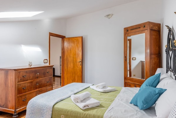 3 bedrooms, iron/ironing board, Internet, bed sheets