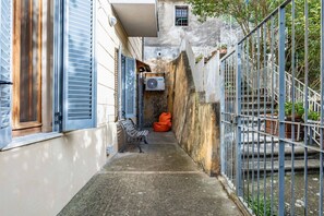 Property grounds - Cozy apartment equipped with all comforts to accommodate 4 people, with 2 bedrooms, 2 bathrooms and private garden. Located in an elegant period building in Art Nouveau style, it is outside the restricted traffic zone, but just a 10-minute walk from the  (Perugia)
