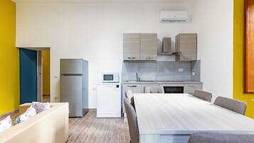 Microonde, forno, piano cottura, lavastoviglie