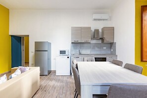 Four à micro-ondes, un four, surface de cuisson, lave-vaisselle