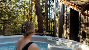 Tina de hidromasaje al aire libre