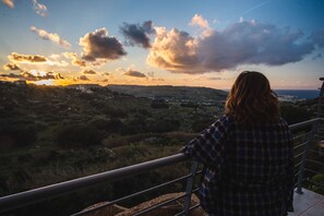 Property grounds - Stunning valley & sunset views, eco-chic homely vibe, central location. (Ix-Xaghra)