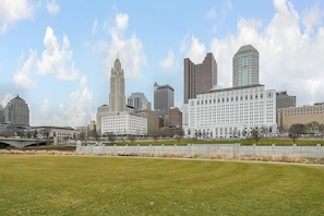 Exterior - Cozy Apartment Downtown With City Views! (Columbus)