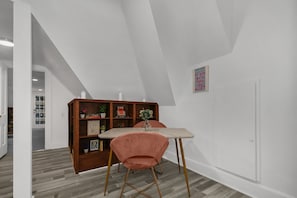 Dining - Cozy Apartment Downtown With City Views! (Columbus)