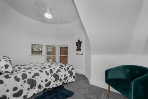 Room - Cozy Apartment Downtown With City Views! (Columbus)
