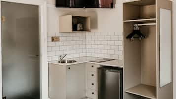 Habitación, balcón (Queen) | Cocina privada | Frigorífico pequeño, hervidor eléctrico y tostadora